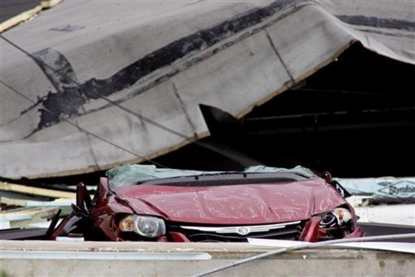 Sprogimas sunkiojo pastatą ir šalia stovėjusius automobilius.
