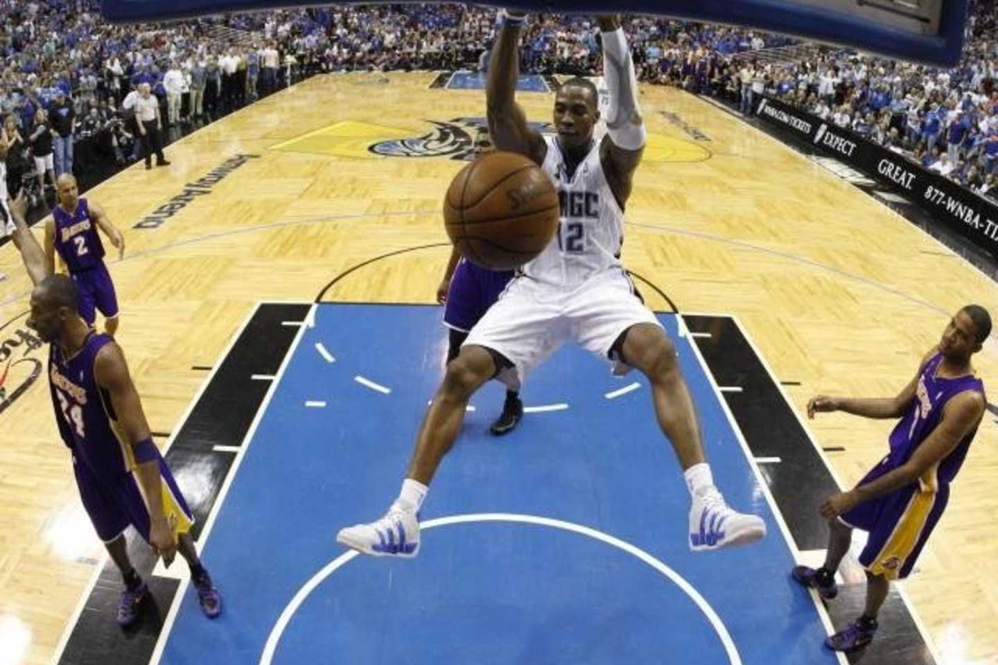 "Orlando Magic" krepšininkas Dwightas Howardas atakuoja priešininkų krepšį.