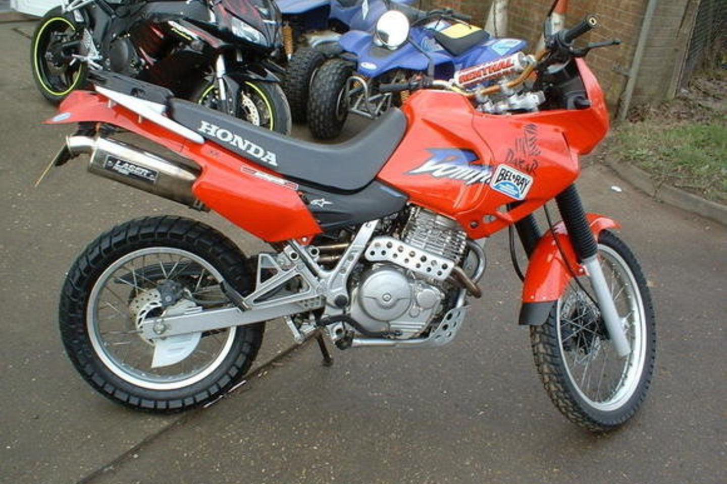 Latvis vairavo „Honda NX 650 Dominator“ motociklą.