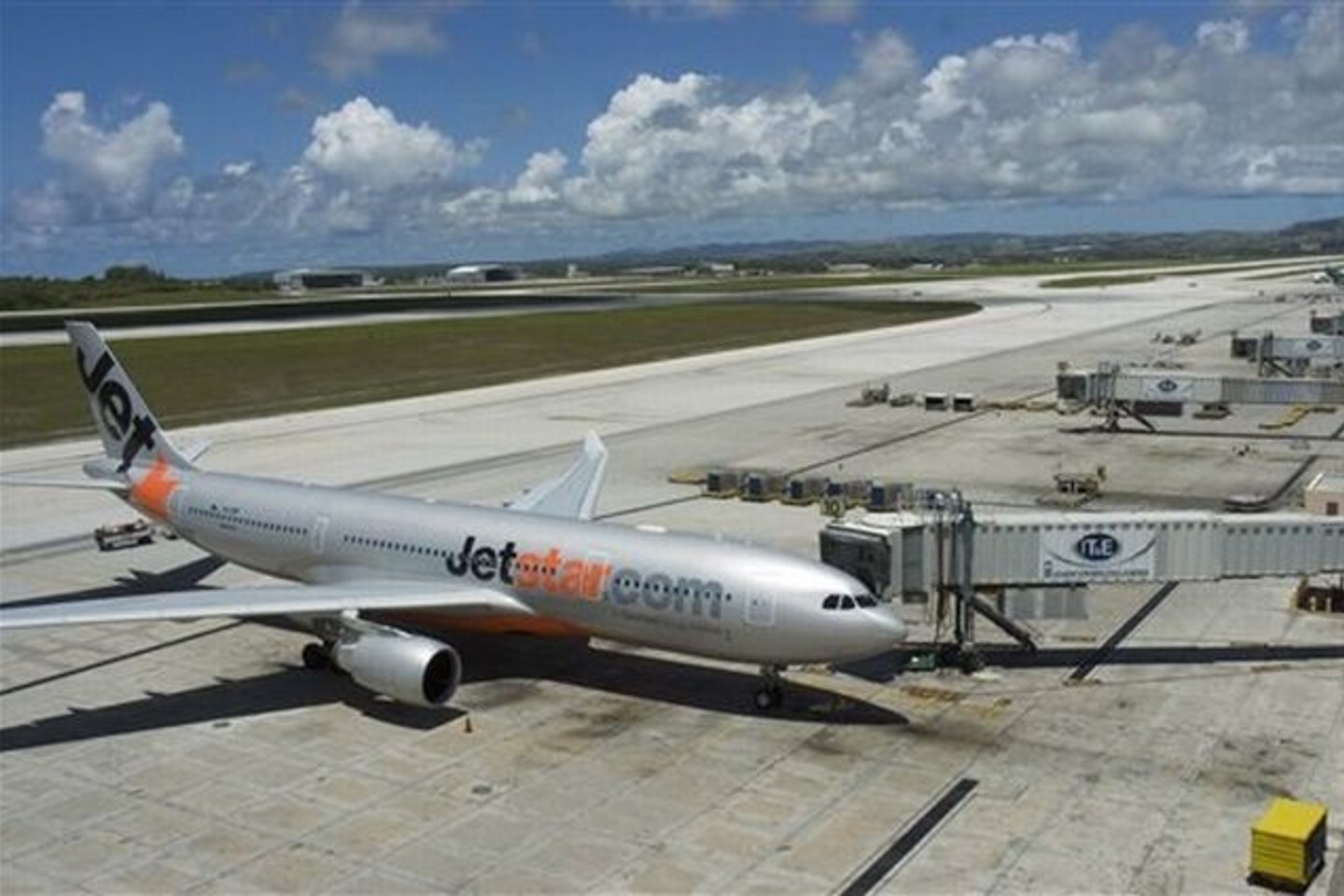 Avariniu būdu buvo priverstas leistis šis Australijos avialinijų „Jetstar“ lėktuvas „Airbus A330“, kuris skrido iš Japonijos į Australiją.