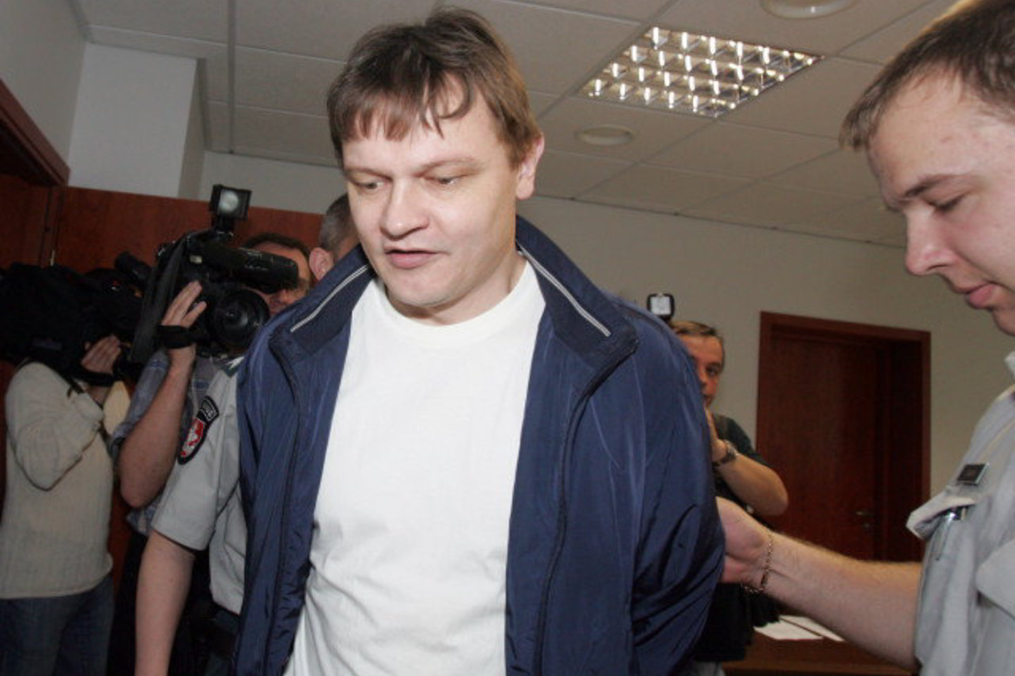 Pulkininkui leitenantui S.Vitkui (viduryje) gresia kalėjimas iki 15 metų.