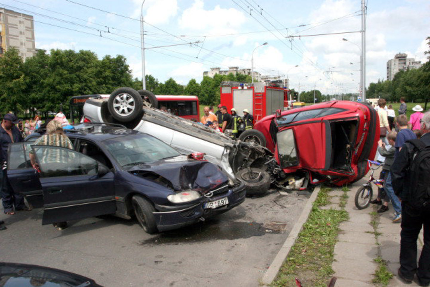 Įvykio vietoje dirba policijos pareigūnai ir greitosios pagalbos darbuotojai.