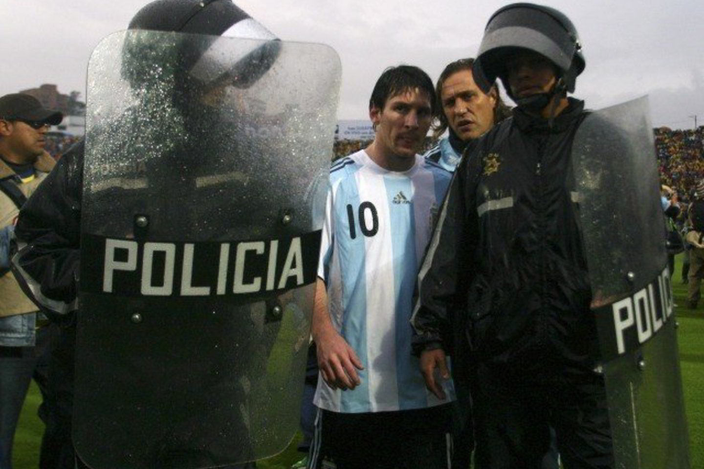 L.Messi ir kitus Argentinos futbolininkus iš stadiono išlydėjo policija.