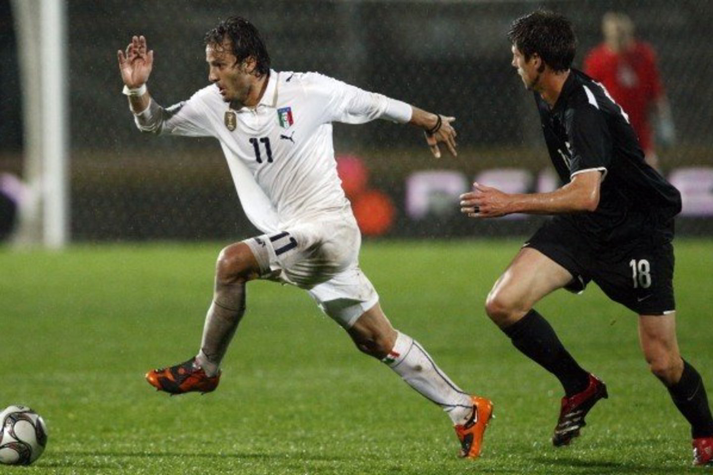 Italai turėjo daug vargo su Naujosios Zelandijos komanda. Nuotraukoje - dviejų įvarčių autorius A.Gilardino (kairėje).
