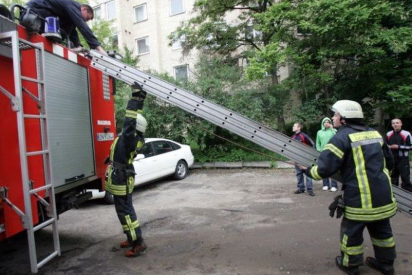 Moters gelbėjimo operaciją smalsiai stebėjo vietiniai vaikai.