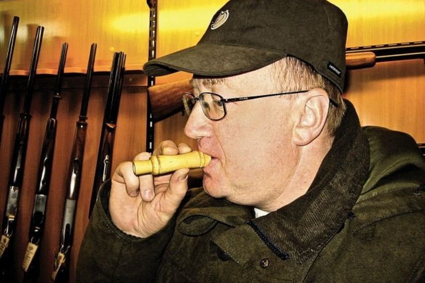 „Vilniaus ginklų“ direktorius Raimondas Toločka demonstruoja stirninų vilbynę.