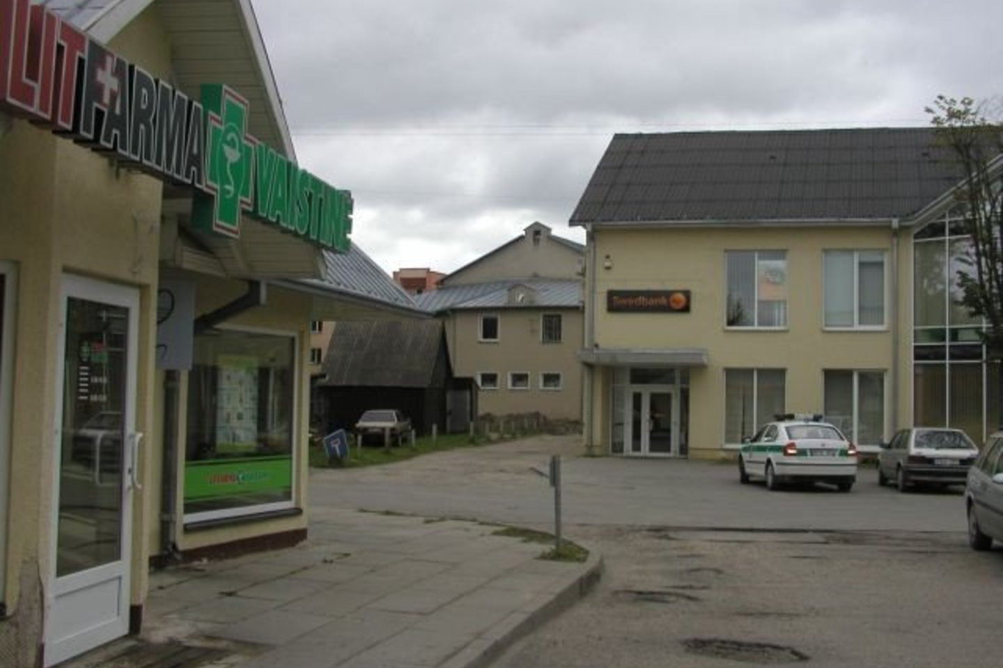 Į vaistinės patalpas vagys pateko išdaužę šoninį vaistinės lango stiklą.