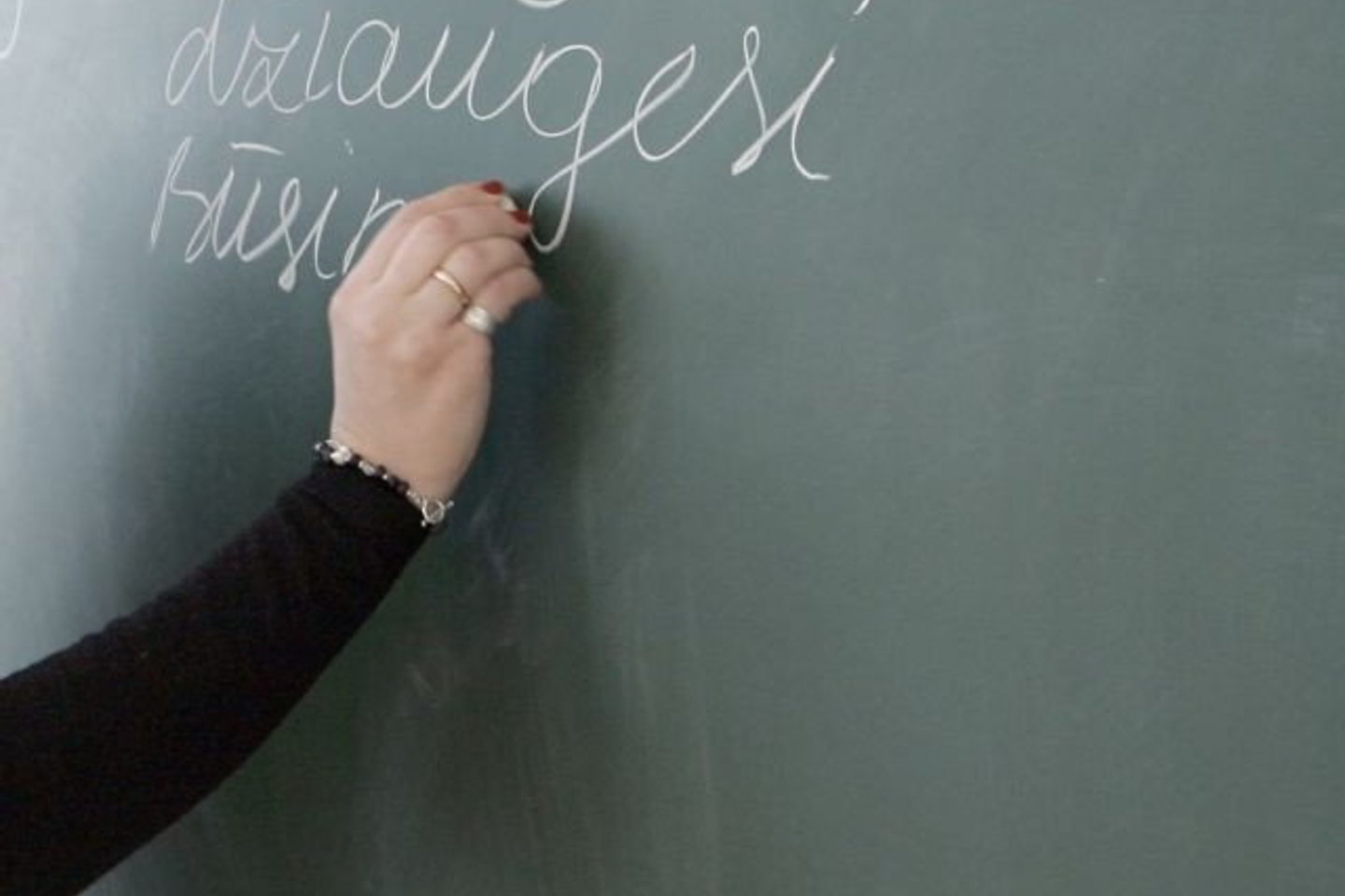 Mažėjant mokytojų pastaruoju metu mokyklos buvo priverstos kviesti dirbti mokytojais netgi aukštojo išsilavinimo neturinčius asmenis.