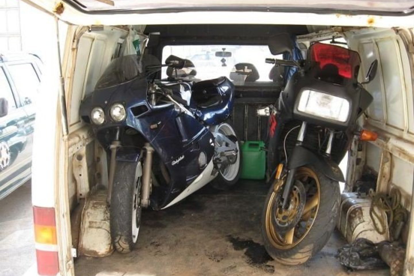 Motociklai buvo be valstybinių numerių, o juos gabenę užsieniečiai VSAT pareigūnams negalėjo pateikti jokių dokumentų.