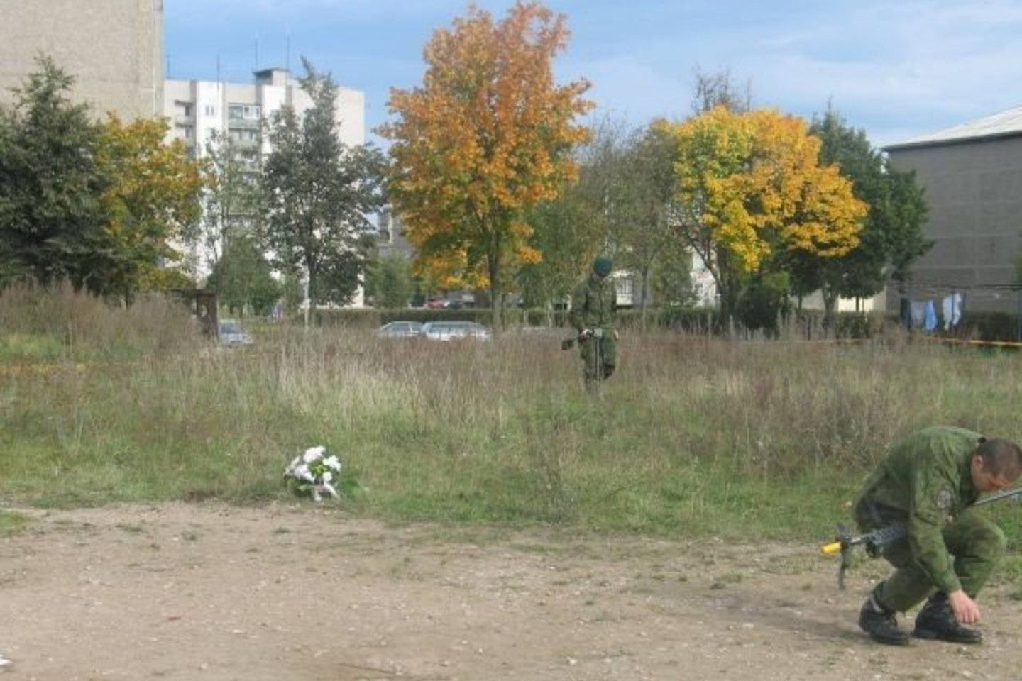Iš Panevėžio atvykę J.Vitkaus inžinierijos bataliono 2-ojo išminavimo skyriaus pareigūnai nužudymo vietoje ieškojo skeveldrų.