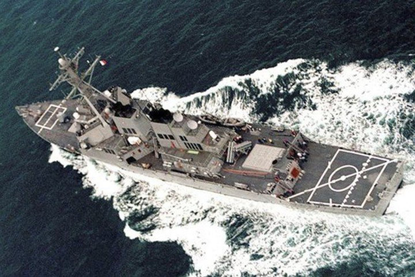 JAV laivas „USS John McCain“ nenukentėjo, tačiau jo hidrolokatoriaus antenos buvo apgadintos.