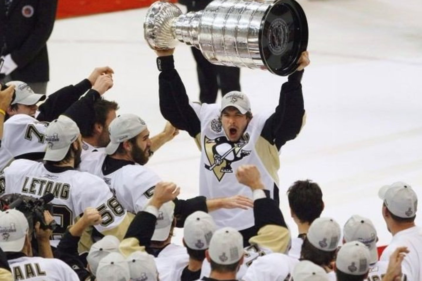 „Pittsburgh Penguins“ neleido „Red Wings“ laimėti finalo serijos antrus metus iš eilės ir išvykoje pasiekė lemiamą pergalę.