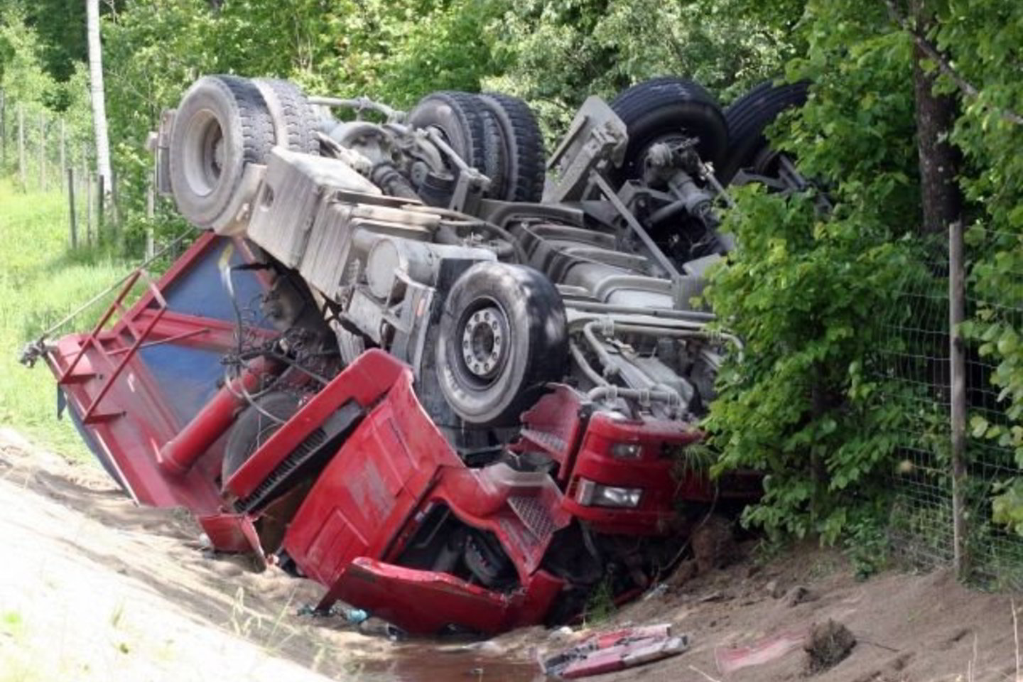 Per avariją vieno automobilio kabina buvo visiškai suknežinta.