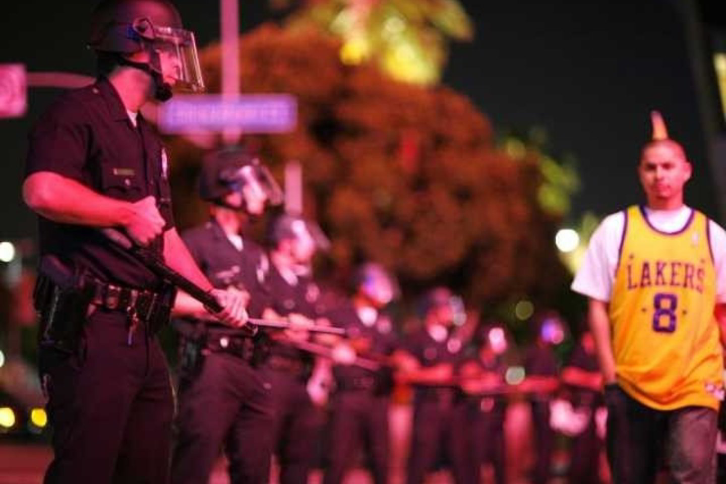 Los Andželo policija akylai stebėjo kiekvieną "Lakers" aistruolį.