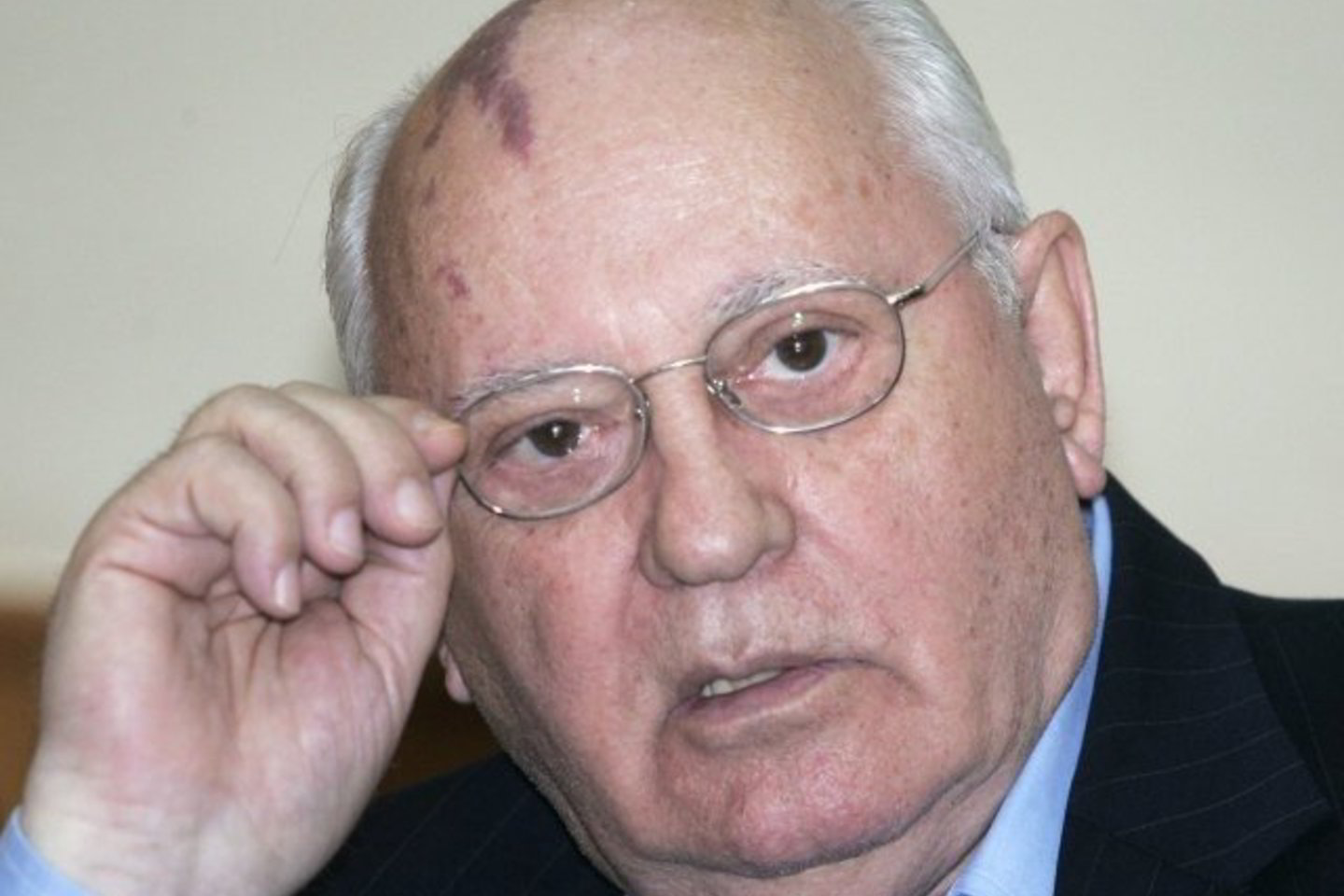 Albumas skirtas M.Gorbačiovo žmonos Raisos 10-osioms mirties metinėms.