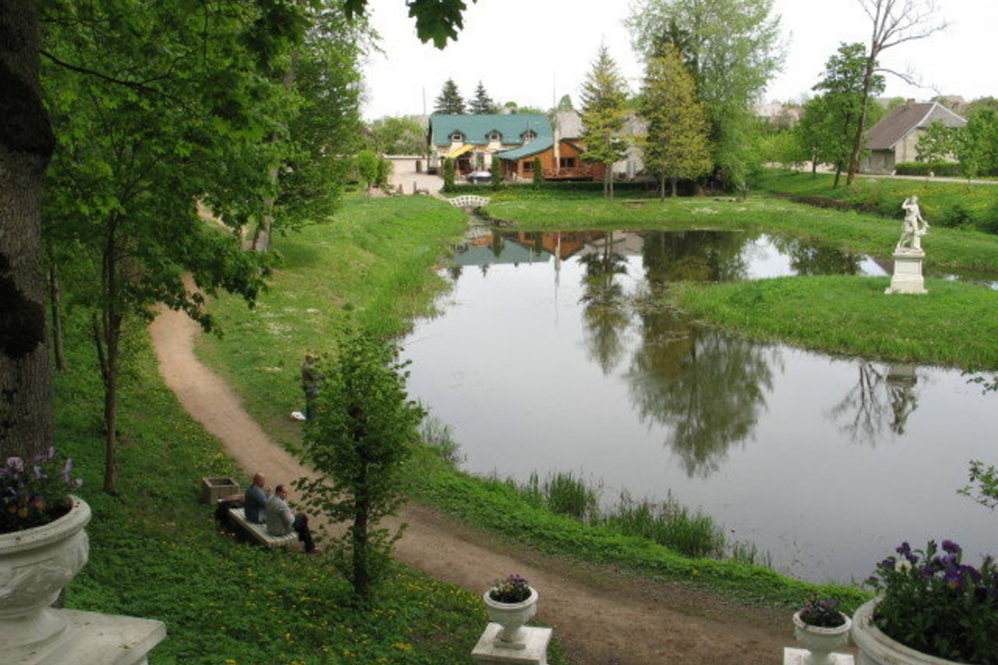 Brutalūs vyrai ar jaunuoliai naktį į sekmadienį nuvertė ir sudaužė dekoratyvines baliustrados vazas, keturis mažosios architektūros puošybinius elementus.