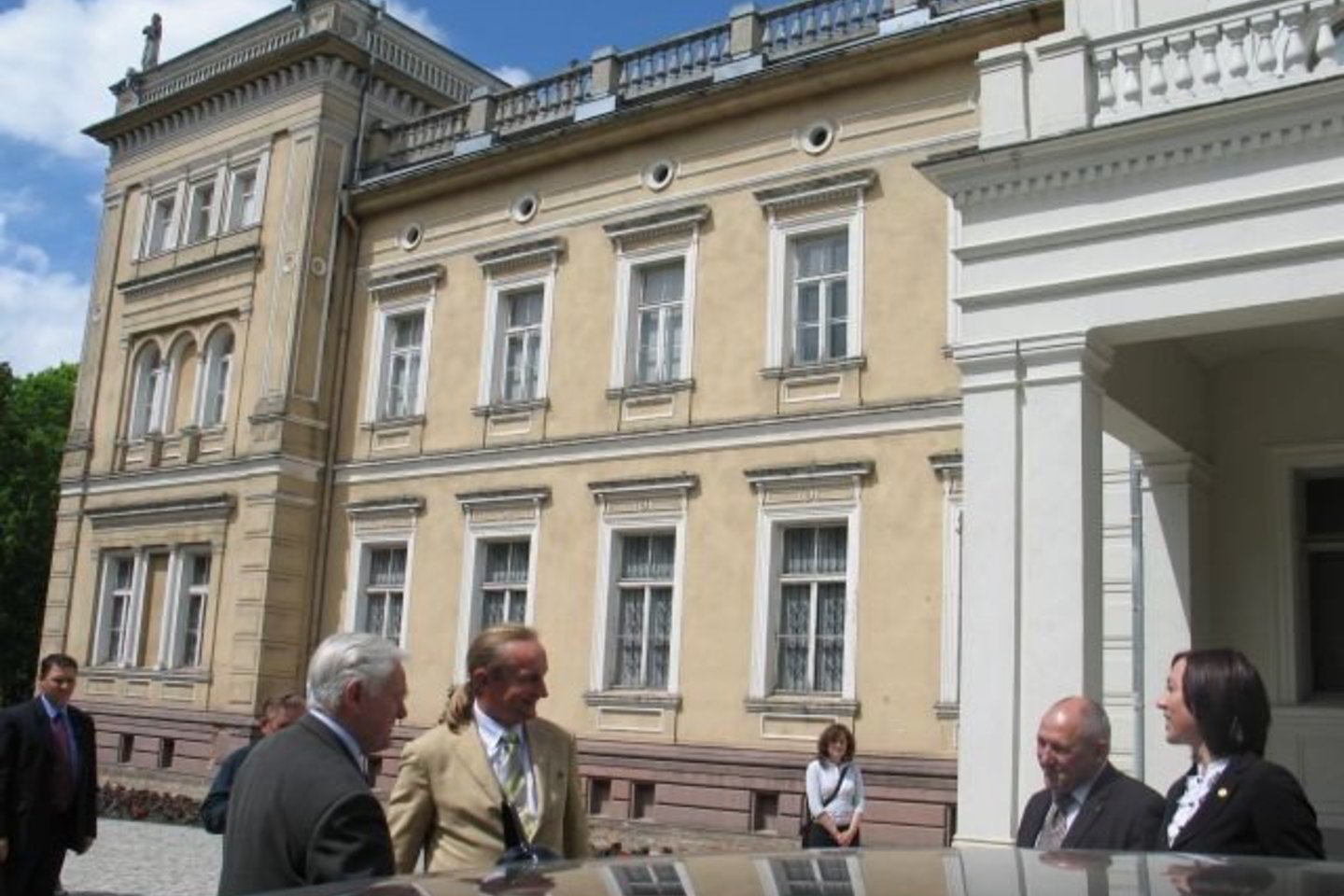 Plungėje prie Oginskių rūmų prezidentą pasitiko Žemaičių kultūros muziejaus direktorius A.Bakanauskas.