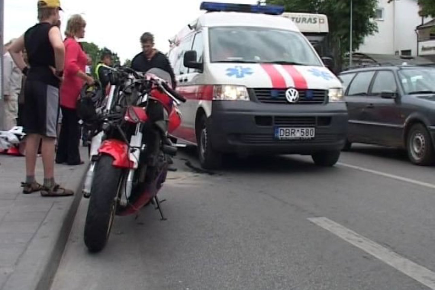 Per avariją apgadintas motociklas.