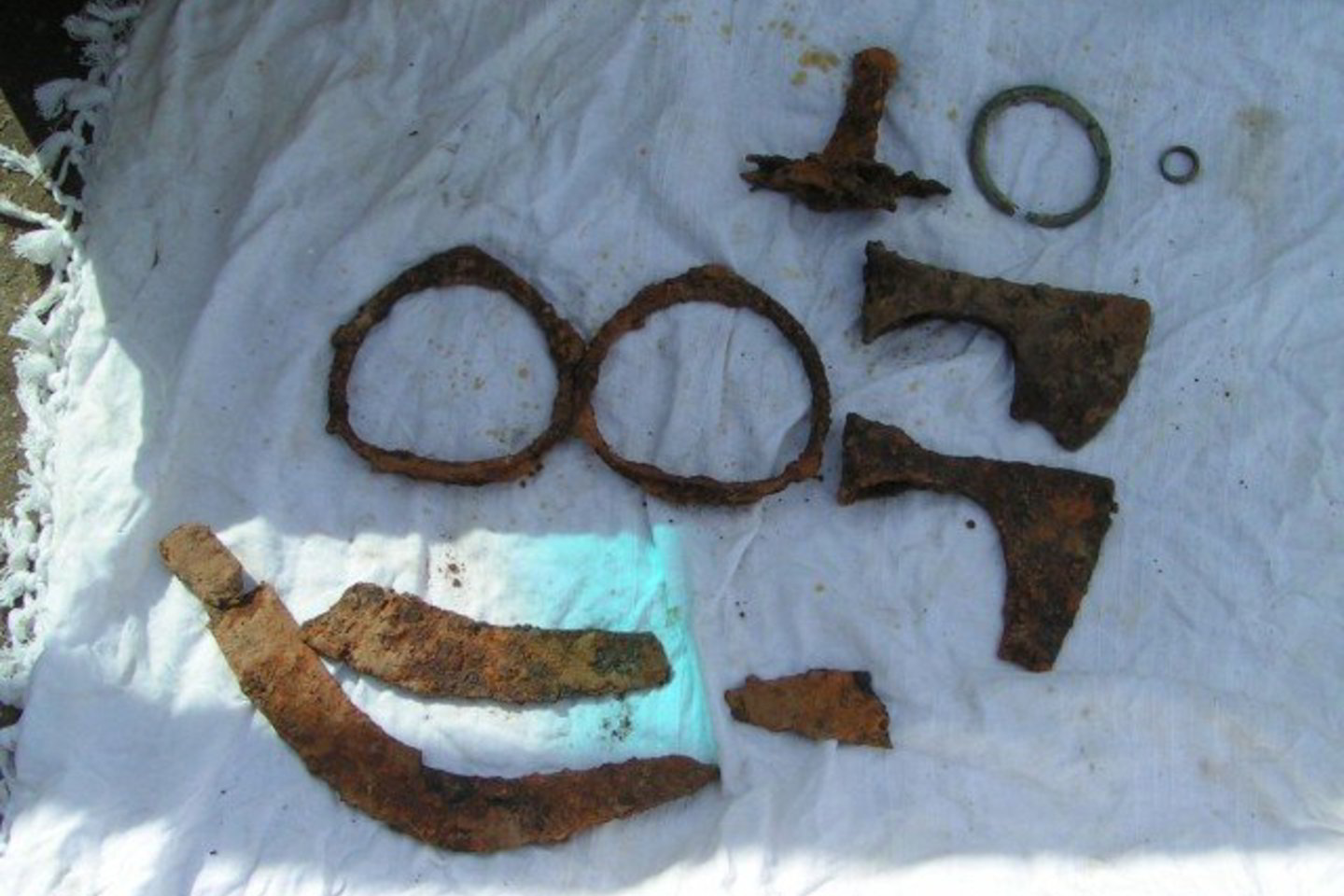 Šie archeologiniai radiniai buvo atimti iš sulaikytų kapų plėšikų.