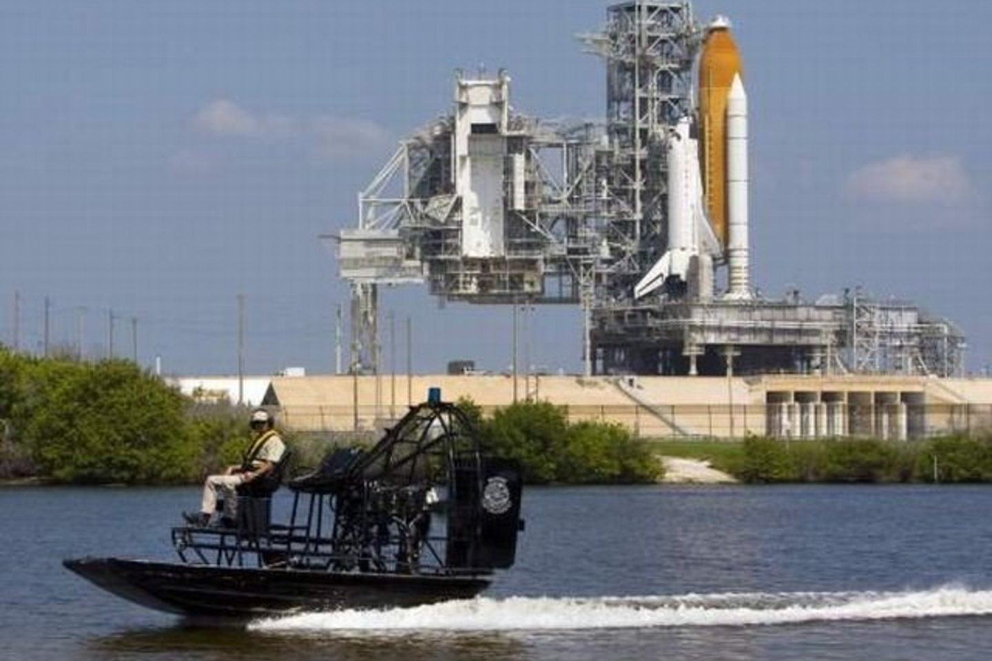 Erdvėlaivis su septyniais astronautais turėjo į kosmosą pakilti ankstų trečiadienio rytą.