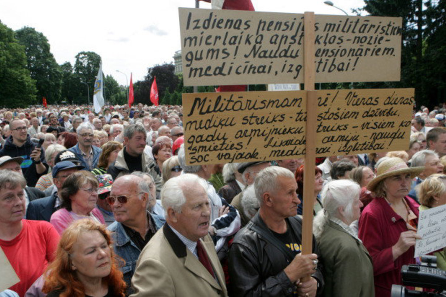Profesinių sąjungų nariai ir pensininkai Rygoje protestavo prieš valdžios politiką drastiškai mažinti išlaidas.