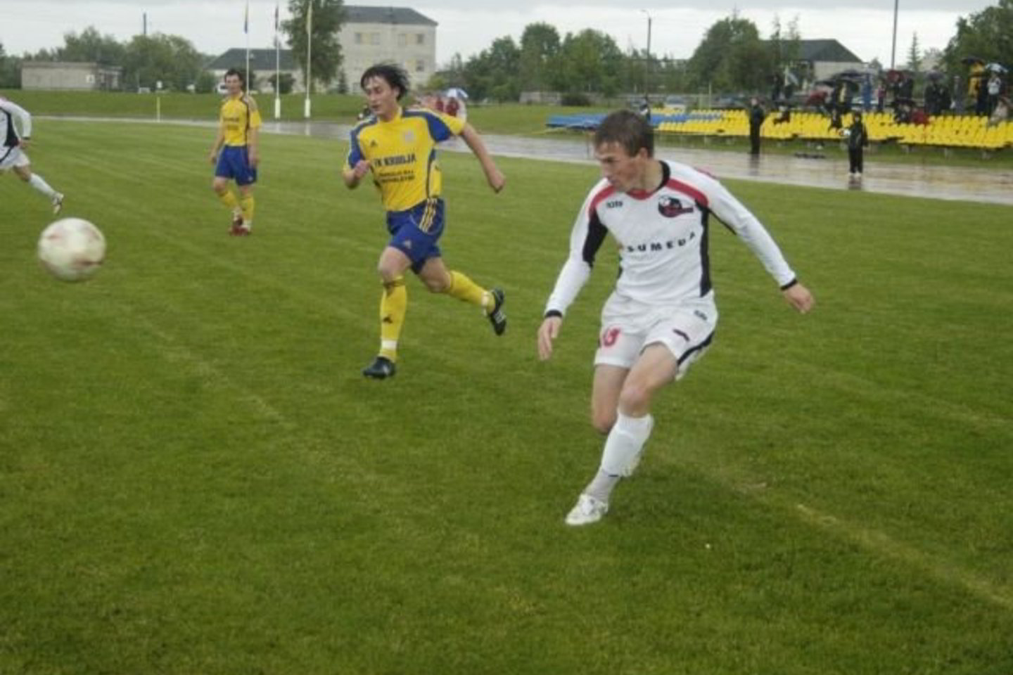 „Kruojos“ futbolininkai (geltona apranga) 0:1 pralaimėjo „Sūduvos“ vienuolikei.