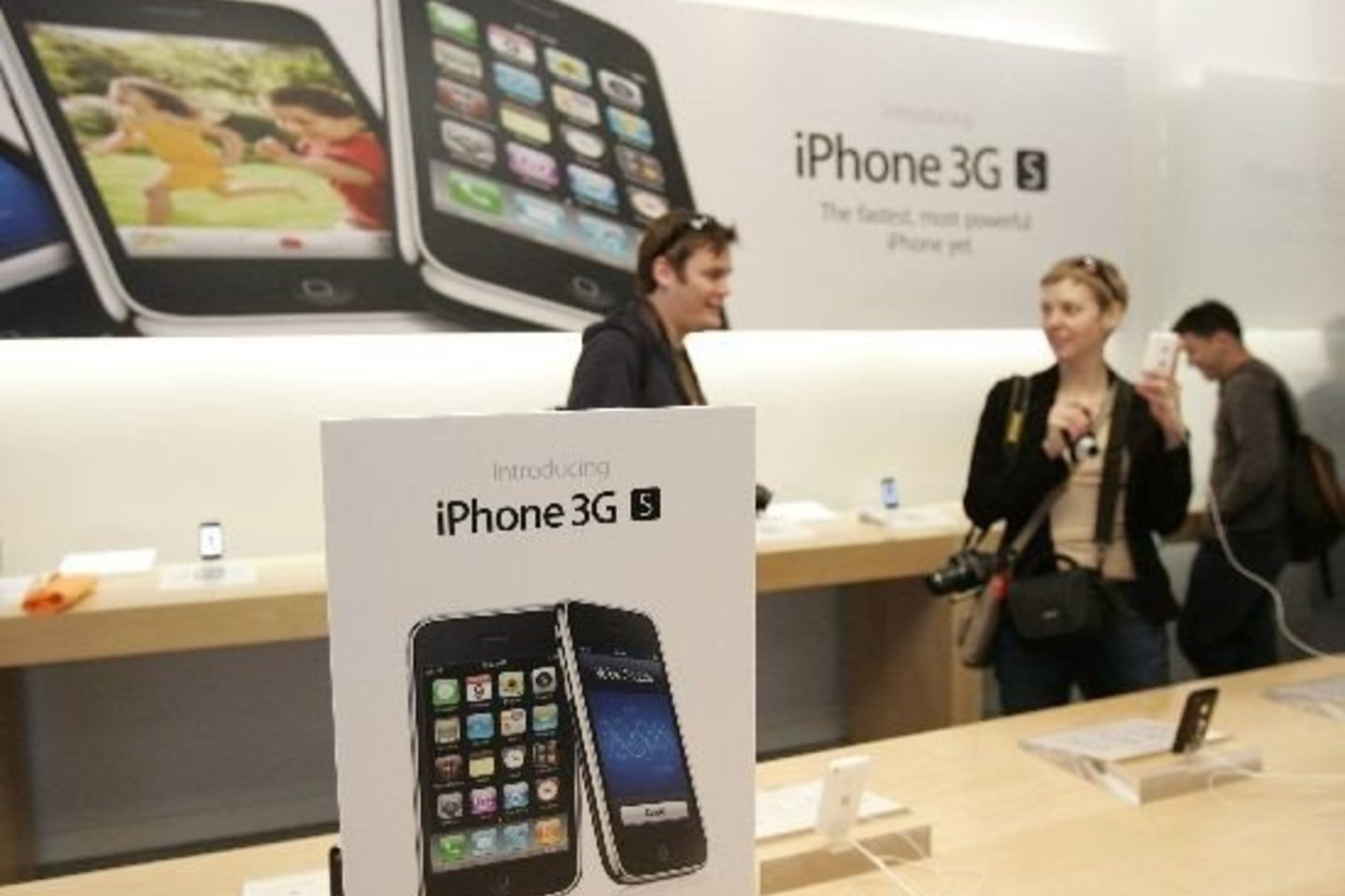 Nors „Apple iPhone“ išlieka trokštamu pirkiniu, tačiau pasirodžius naujajam „iPhone 3G S“, neaprėpiamos minios neužplūdo parduotuvių.