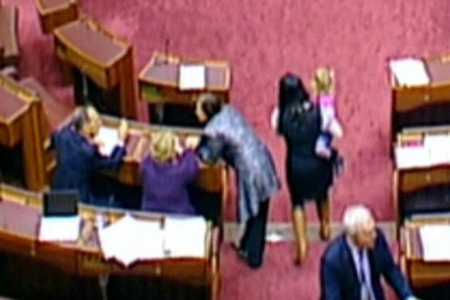 Su vaiku iš salės išprašyta senatorė tvirtino dar niekada nebuvo taip pažeminta.