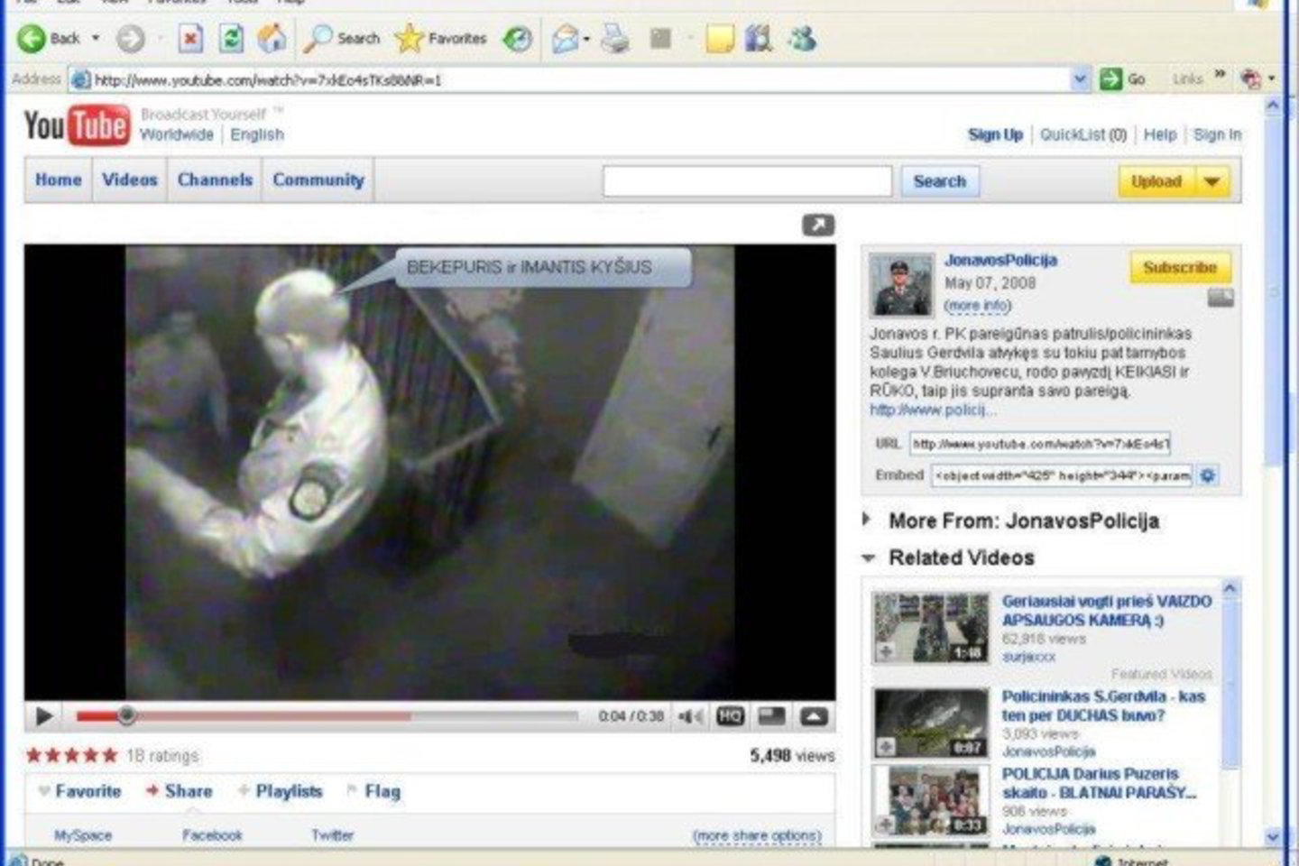 Jonaviškis filmuoja policijos pareigūnus, o vaizdus publikuoja internete.