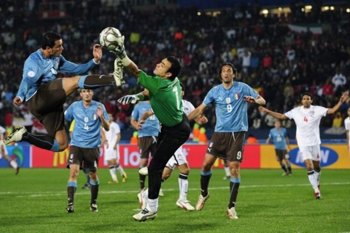 Pietų Afrikos Respublikoje (PAR) vykstančio Konfederacijų taurės futbolo turnyro antrojo turo rungtynėse B grupėje ketvirtadienį pasaulio čempionė Italijos rinktinė 0:1 (0:1) pralaimėjo Afrikos čempionei Egipto komandai.