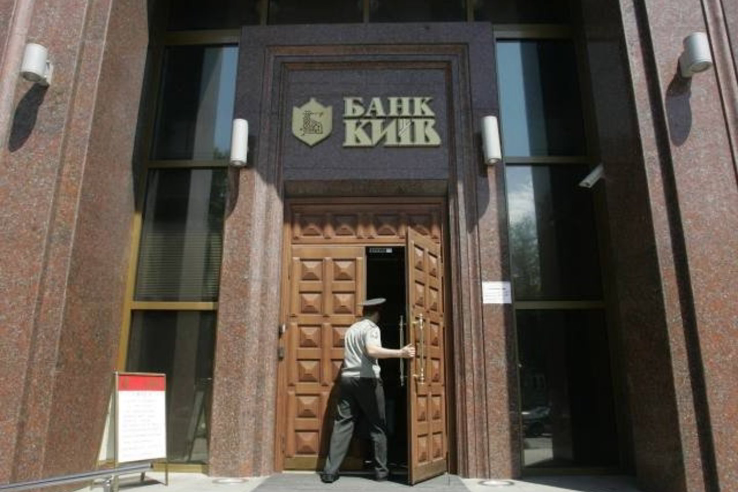 Ukraina jau gavo dvi paskolos dalis - 4,5 mlrd. dolerių ir 2,8 mlrd. dolerių.