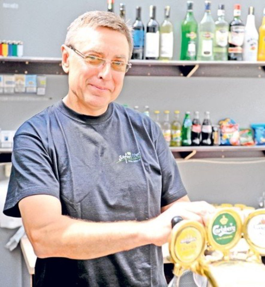 V.Marozas tarsi atsuko laiką atgal – pradėjo dirbti barmenu. Juo dirbo ir prieš dvidešimt metų, kai kūrė restoranų verslą.