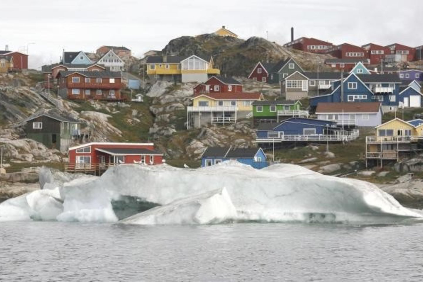 Grenlandijoje gyvena 57 tūkst. žmonių, tarp jų - 50 tūkst. inuitų.