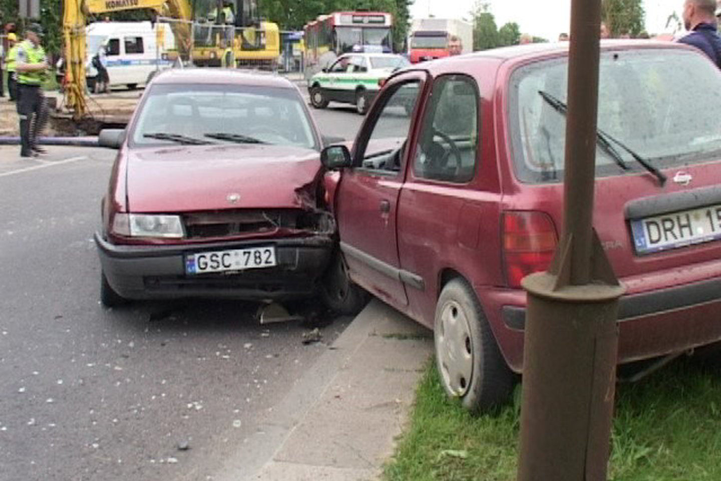 Nuo smūgio moters vairuojamas „Nissan Micra“ nulėkė nuo kelio.