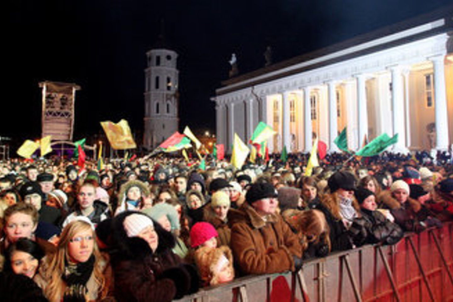 Valstybės pamatą ir turinį sudaro jos pilietinė visuomenė, kuri savivaldos būdu samdo valdžias valstybės reikalams tvarkyti.