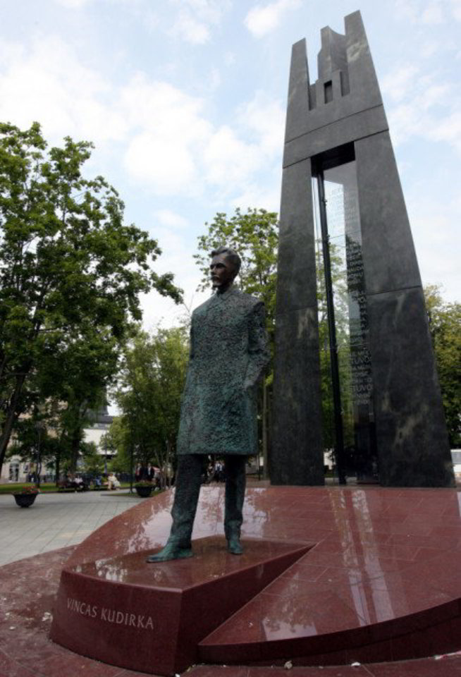 Skulptoriaus Arūno Sakalausko sukurtas paminklas turėjo būti atidengtas pernai, minint V.Kudirkos 150 metų jubiliejų, tačiau skulptūros montavimo ir oficialaus paminklo atidengimo iškilmės atidėtos dėl užtrukusios gamybos proceso.