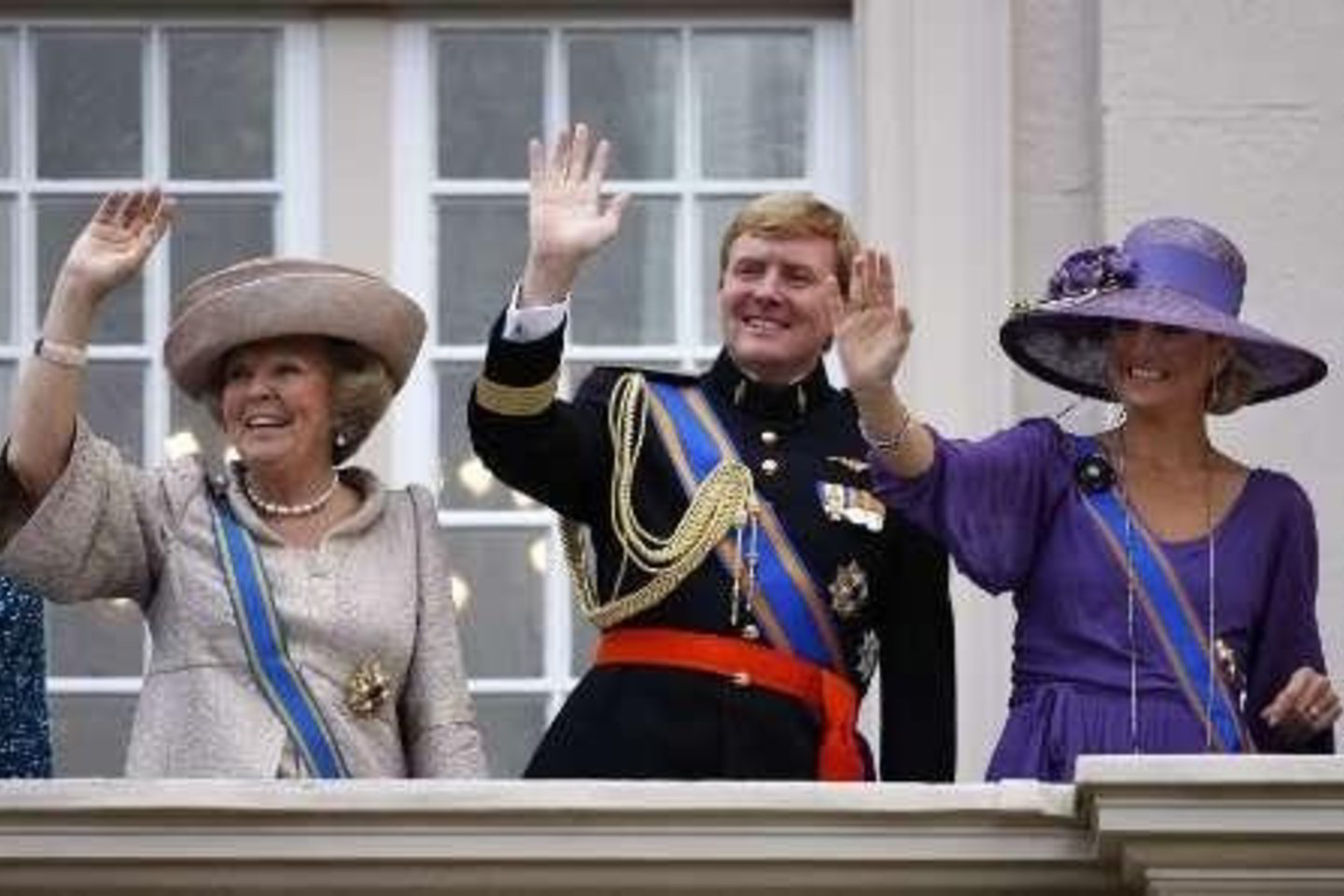Nyderlandų monarchų šeima - karalienė Beatrix ir jos sūnūs prarado, pasak gandų, apie 100 mln. JAV dolerių.