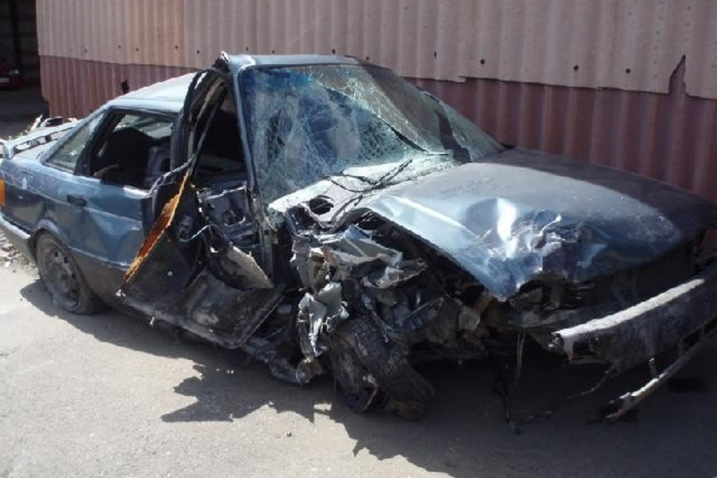 Atvykusiems medikams nuo patirtų traumų sužaloto mėlynojo "Audi" automobilio vairuotojo gyvybės išgelbėti nepavyko.