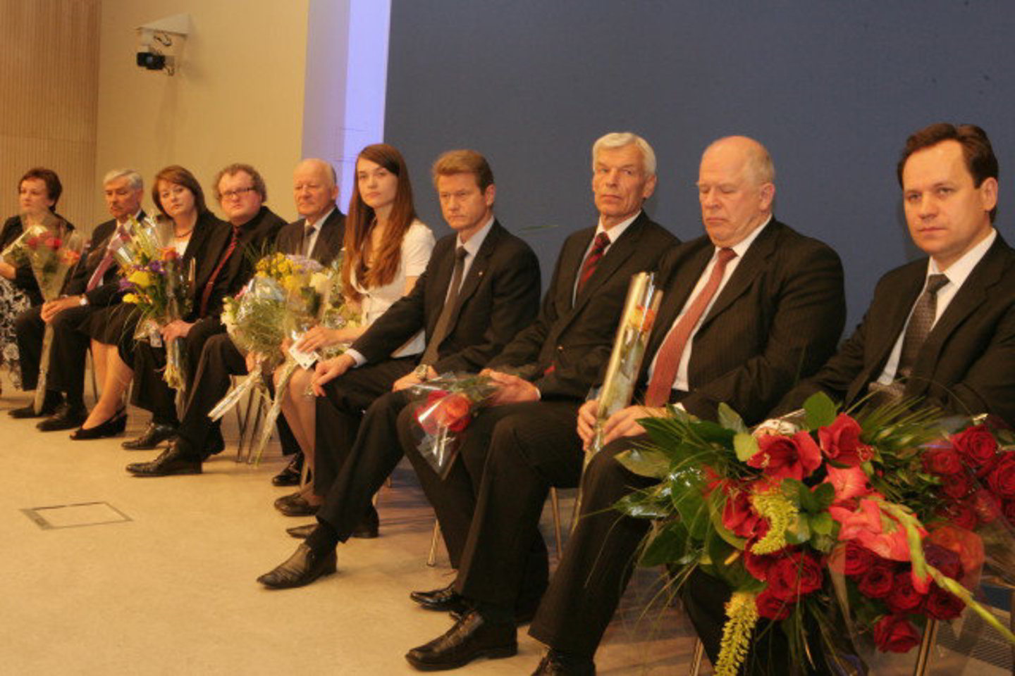 Naujai išrinktiems europarlamentarams įteikti Europos Parlamento narių pažymėjimai.