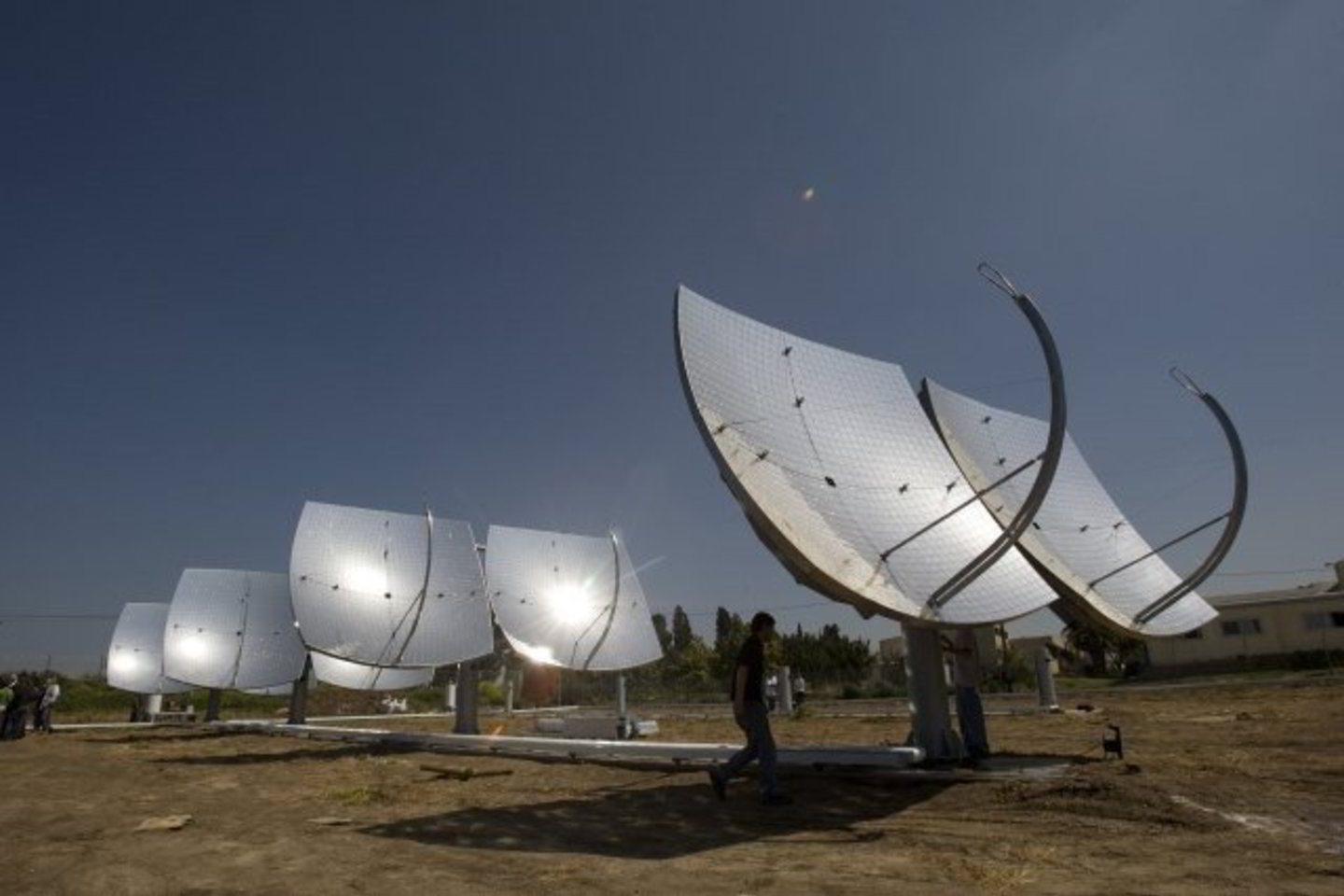 Parabolinių veidrodžių surinkta saulės energija šildo vandenį, jo garai suka turbinas, kurios gamina energiją.