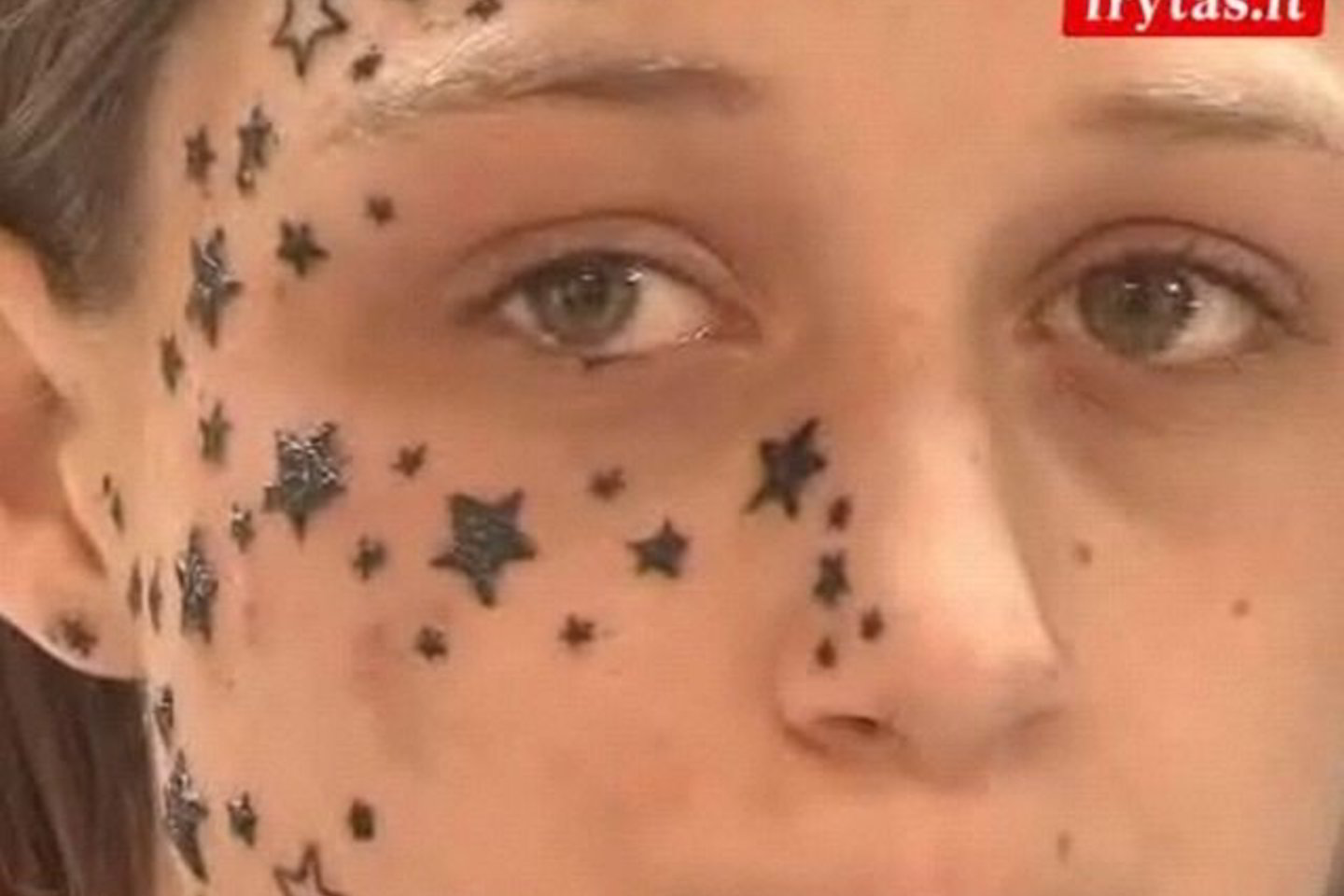Tatuiruotėmis veidą pasipuošusi belgė prieš televizijos kameras sukūrė spektaklį, bet vėliau prisipažino melavusi.