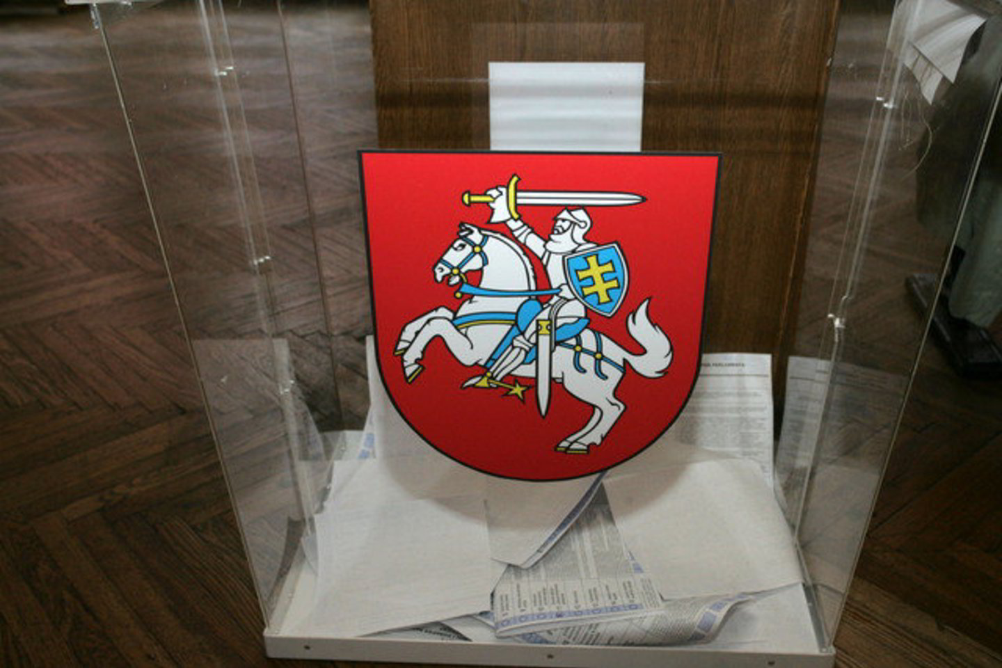 Į tikrą „nokdauną“ politologus pasiuntė Šalčininkų rajono lenkai - čia prie balsadėžių atėjo du kartus daugiau negu Lietuvoje - 41,41 proc. rinkėjų ir 80,60 proc. jų balsavo už LLRA.