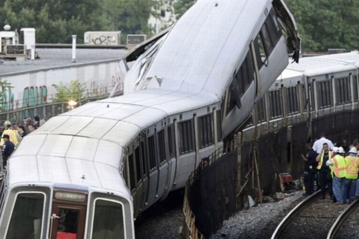 Kol kas pareigūnai negali pasakyti, kodėl vienas metro traukinys įvažiavo į kitą traukinį.