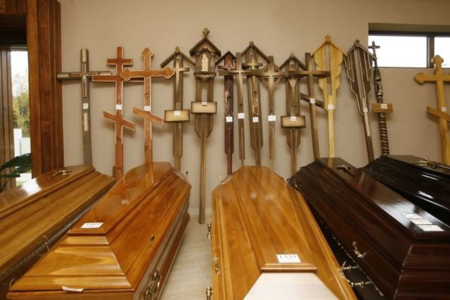 Pagal dabar galiojančią tvarką leidimai-higienos pasai reikalingi žmonių palaikų laikinam laikymui, paruošimui šarvoti, šarvojimui.