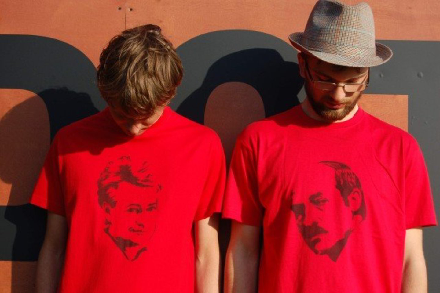 Sumanūs dizaineriai festivalio „Be2gether“ lankytojams siūlė įsigyti marškinėlius su politikų atvaizdais.