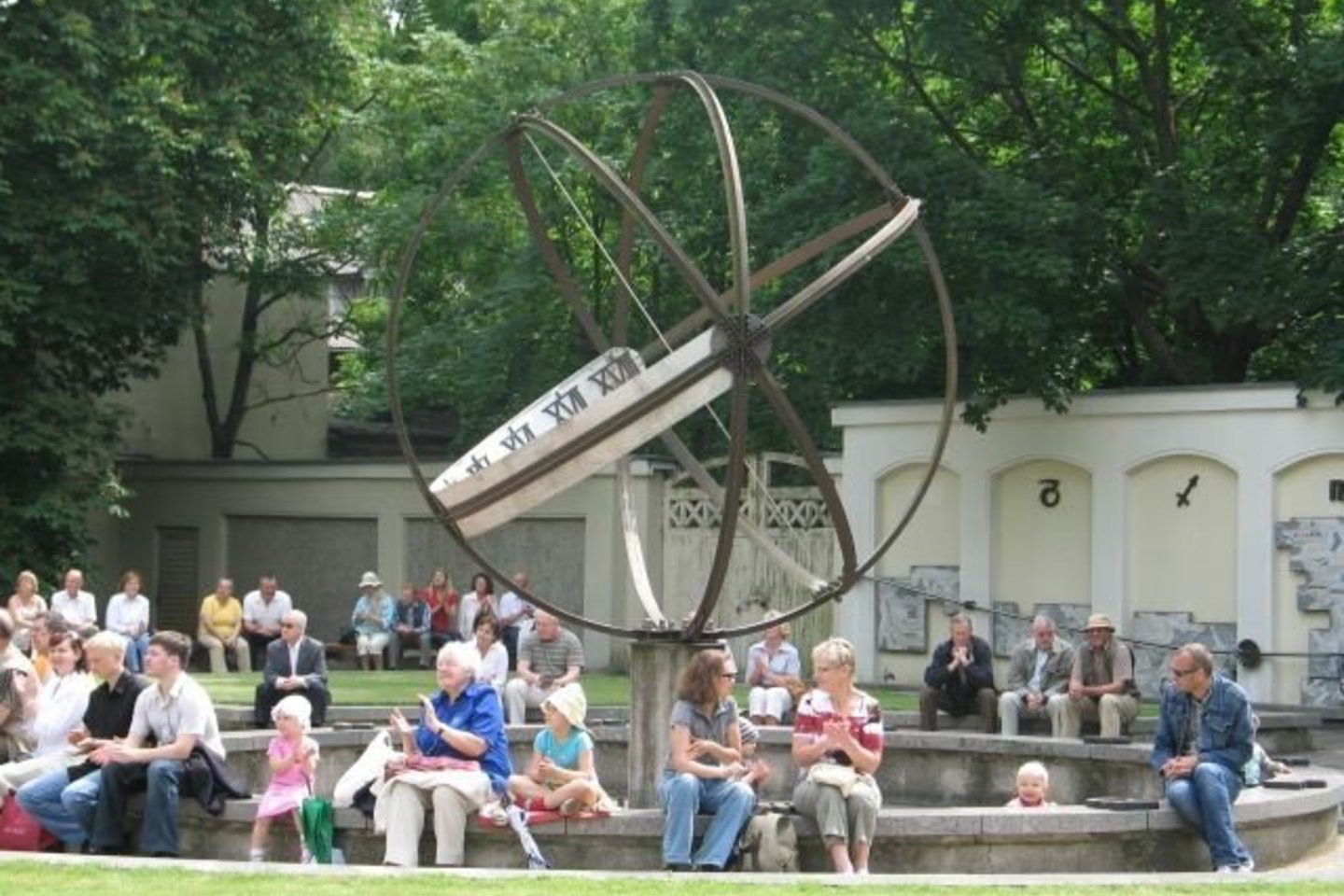Kiekvieną šeštadienį Brass kvintetas gros koncertų salės kiemelyje, kur pastatyta speciali scena, sumontuoti suoliukai žiūrovams.