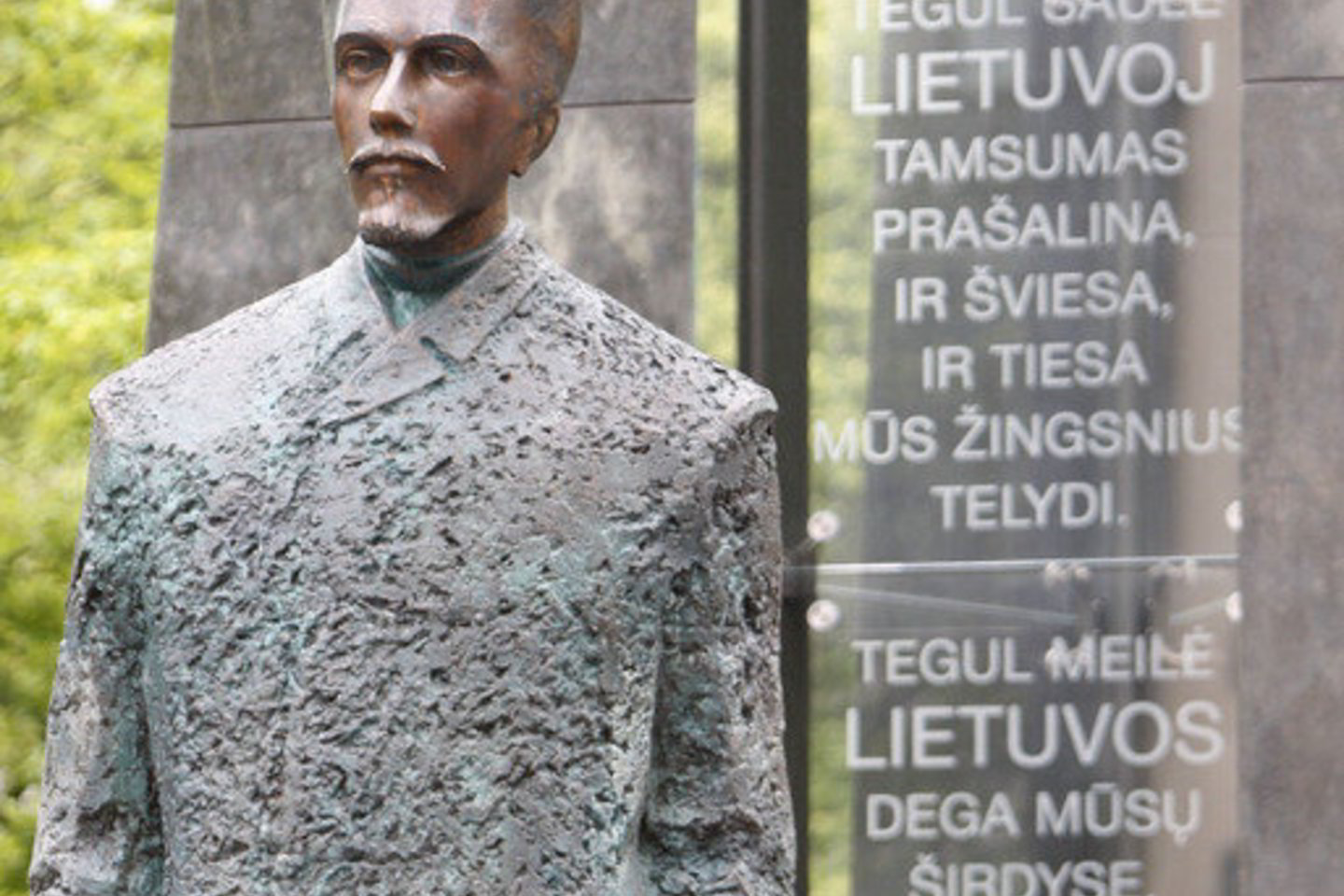 Likus pusvalandžiui iki istorinio himno giedojimo, bus atidengiamas paminklas Lietuvos himnui ir jo autoriui Vincui Kudirkai.