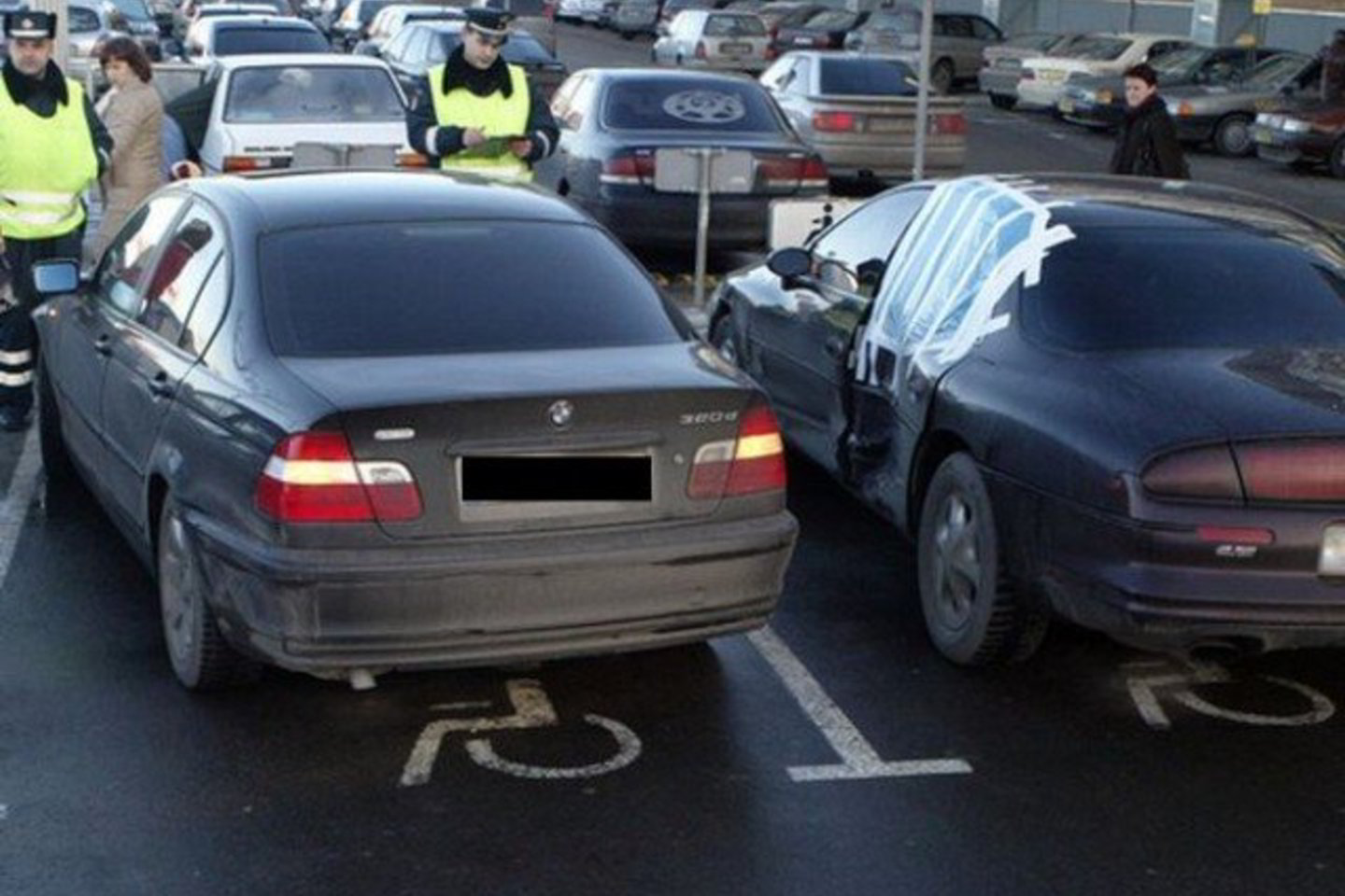 Prie prekybos centrų kai kurie vairuotojai automobilius statosi jiems neskirtose vietose.