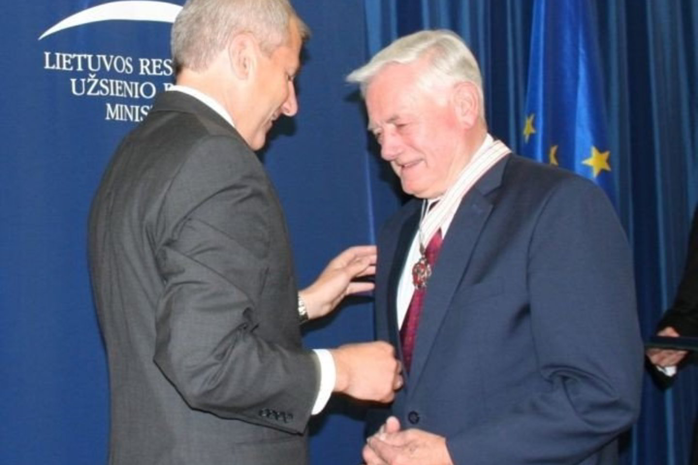 V.Adamkui apdovanojimą įteikė užsienio reikalų ministras V.Ušackas.