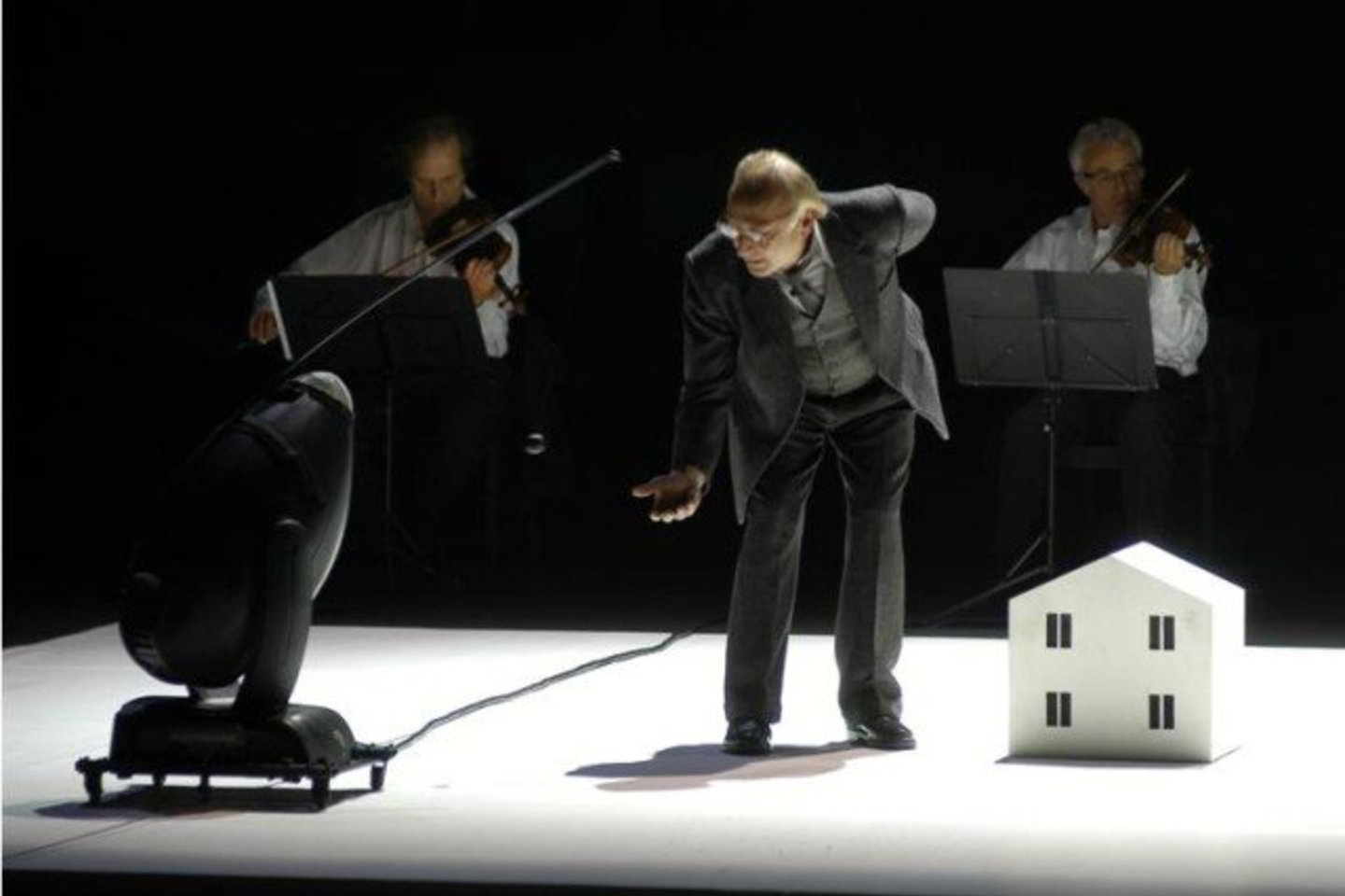 Praėjusių metų "Gaidos" festivalyje parodytas ir milžiniškos sėkmės sulaukęs muzikinis spektaklis "Eraritjaritjaka" yra vienas iš paremtų „Réseau Varèse” projektų.